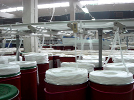 �B専用の機械で綿を糸状に紡いでいきます。 
