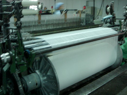 �D糸から織り機でタオル状に仕上げていきます。